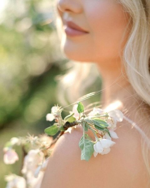 Красивая женщина весной