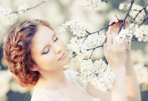 Фотосессия в цветущей вишне