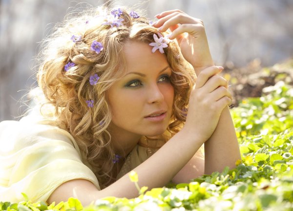 Нежная фотосессия девушки на природе