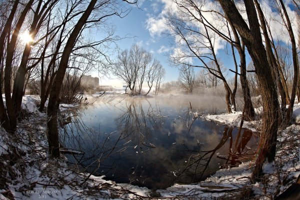 Весеннее солнце в городе ранней весной