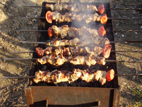 Шашлык на мангале на даче