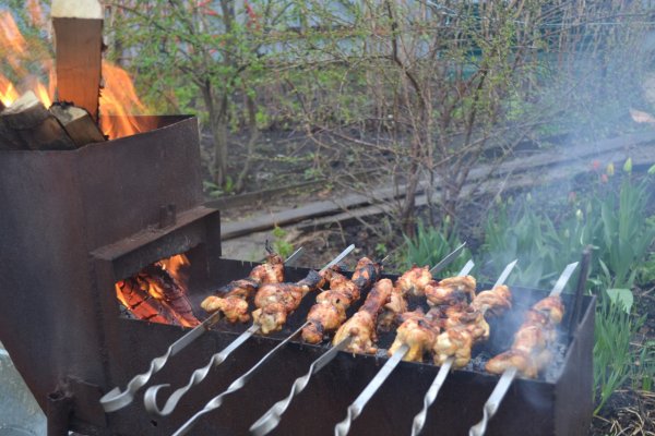 Шашлык на мангале на даче