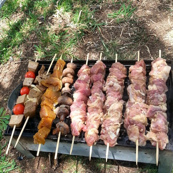 Стол на даче с шашлыками