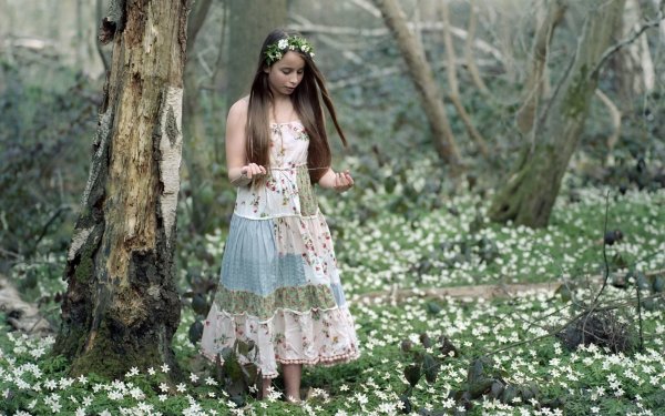 Девушка весной в лесу