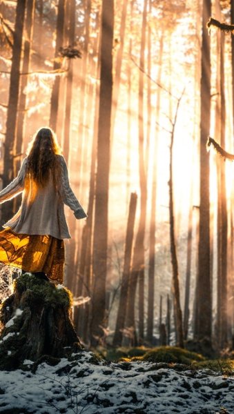 Девушка на рассвете в лесу