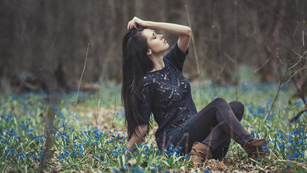 Красивые брюнетки на природе