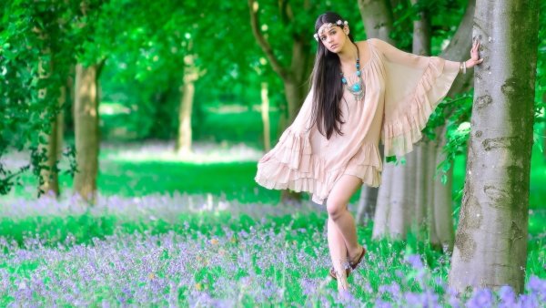 Девушка на природе весной