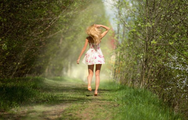 Девушка гуляет на природе