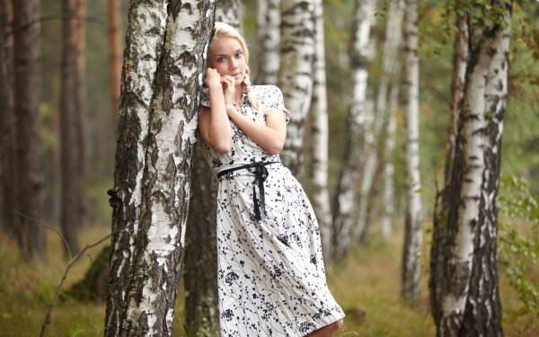 Девушка в сарафане в лесу