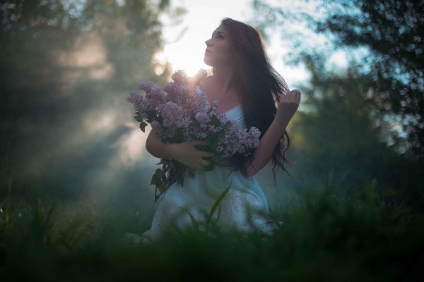 Девушка с цветами на природе