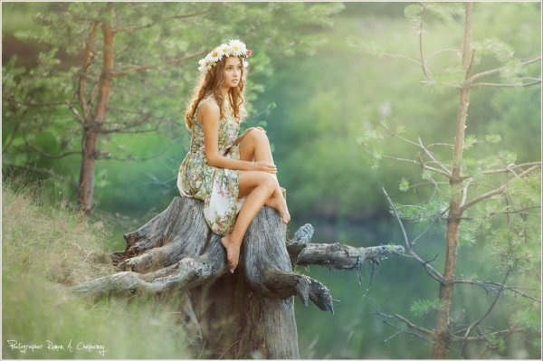 Славянская девушка в лесу