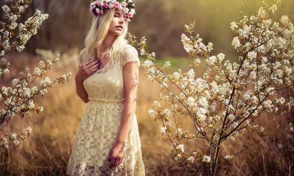 Блондинка с тюльпанами со спины