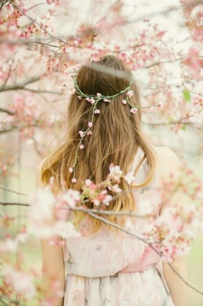 Девушка весной со спины