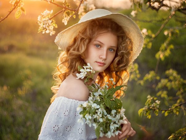 Девушка в шляпе весной