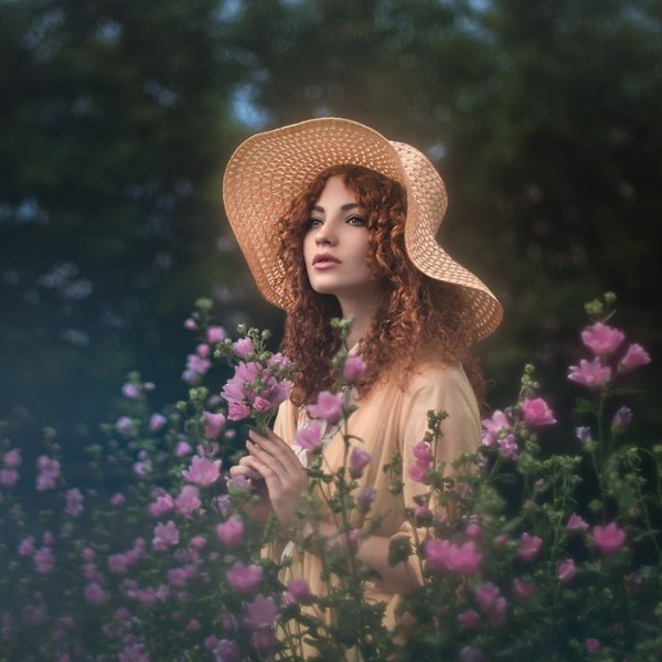 Девушка в шляпке с цветами