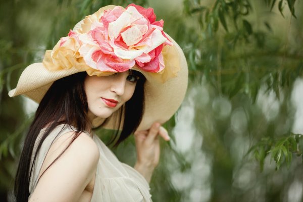 Женщина в шляпе с цветами