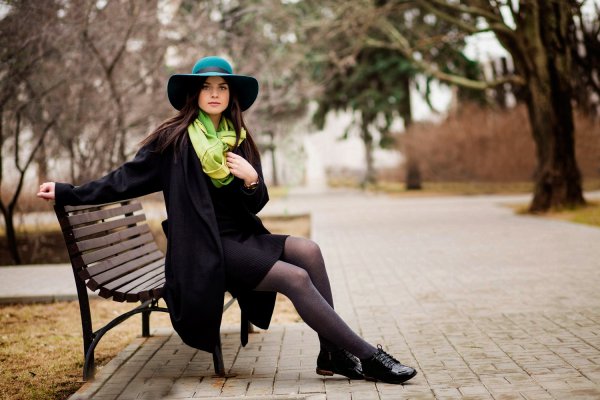 Девушка в пальто