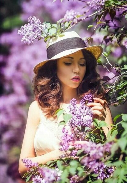 Женщина в цветущем саду