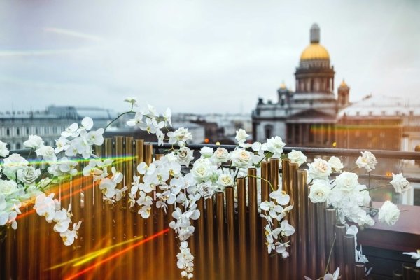 Букет с видом Петербурга