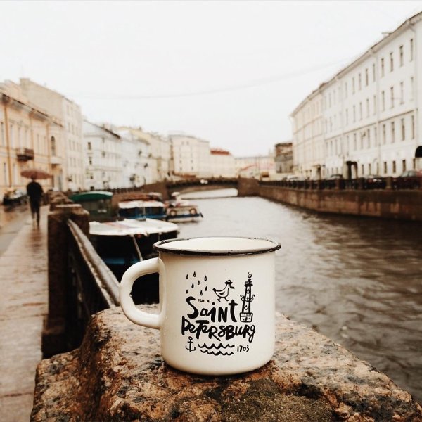 Кофе на фоне Петербурга