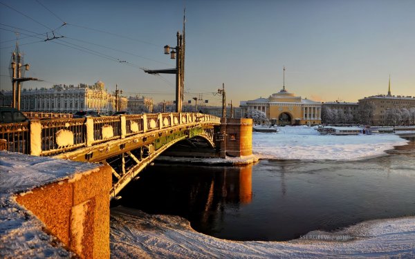 Дворцовый мост в Санкт-Петербурге