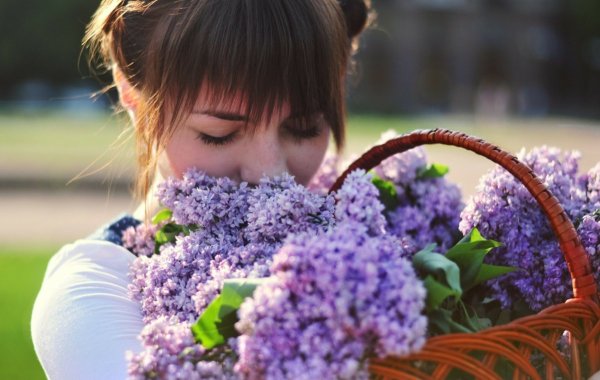 Женщина с букетом сирени