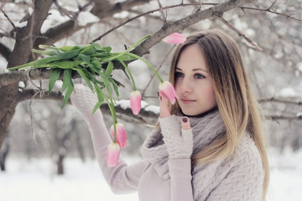 Девушка ранней весной