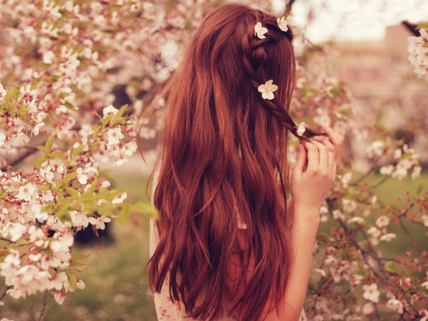 Девушка с длинными волосам весной