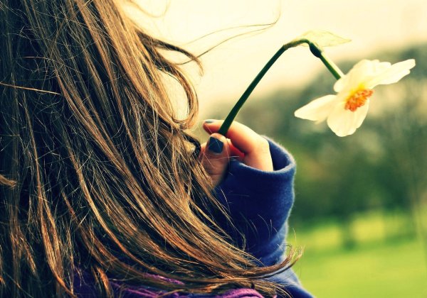 Красивые девушки с ландышами