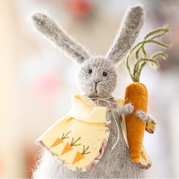 Забавные животные с цветком