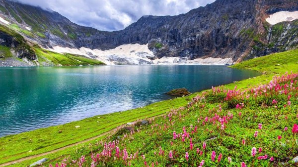 Природа горы Весна с озером