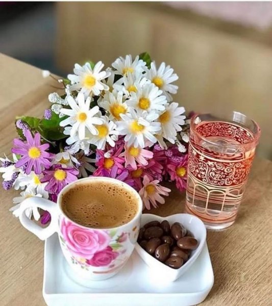 Букет ромашек и кофе