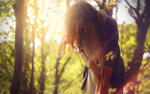 Девушка на природе со спины