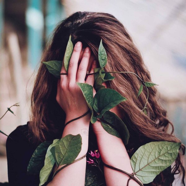 Девушка со спины с растением