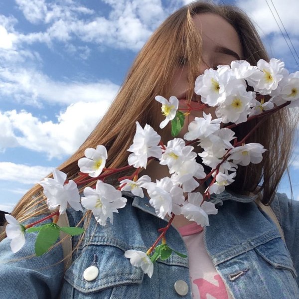 Светловолосая девушка со спины