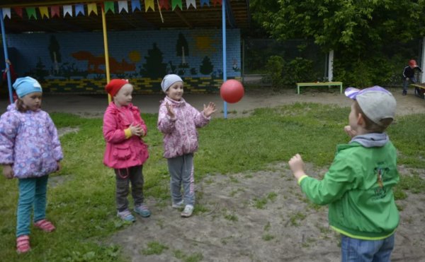 Вышибала игра с мячом