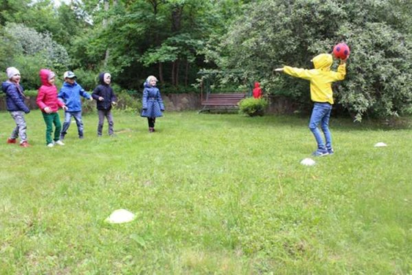 Вышибала игра с мячом