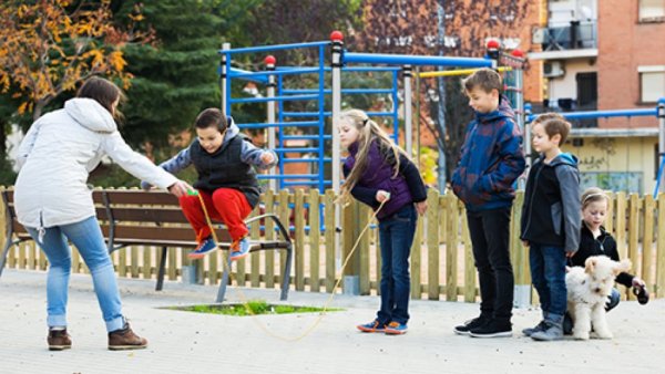 Дети гуляют на улице