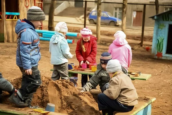Дети гуляют во дворе