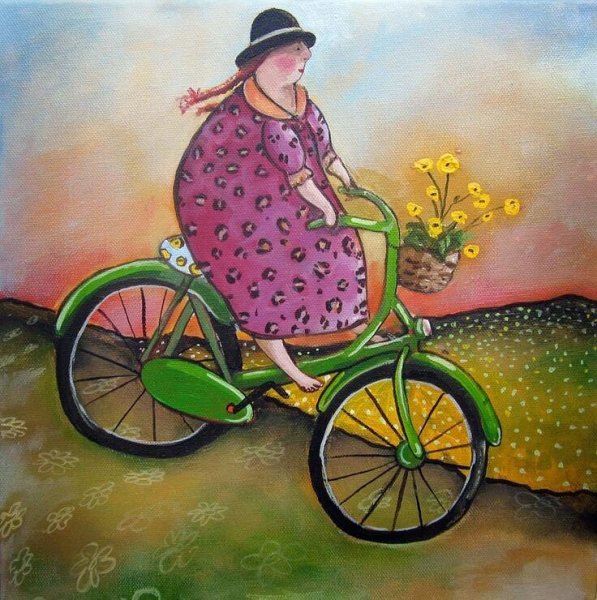 Рыжая девушка на велосипеде