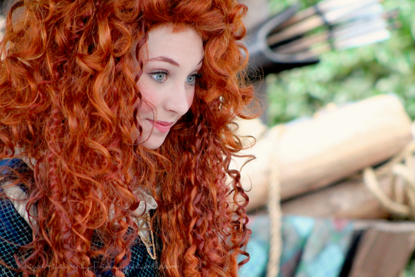 Рыжая женщина 40 лет со спины