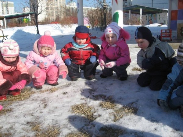 Дети на прогулке весной