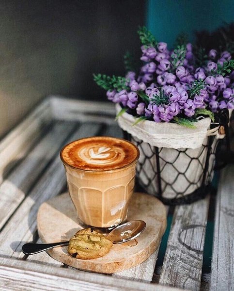 Цветы и кофе с добрым утром