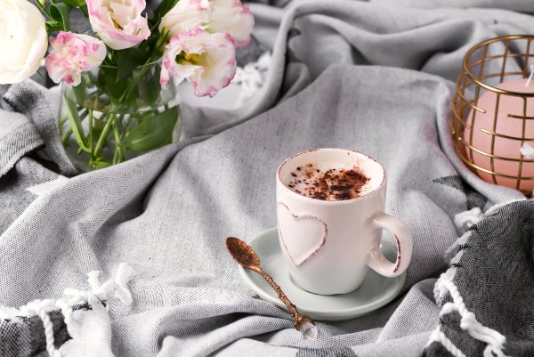 Чашечка кофе,цветы,и сладости