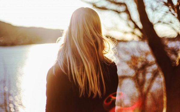 Блондинка со спины