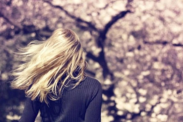 Девушка весной со спины