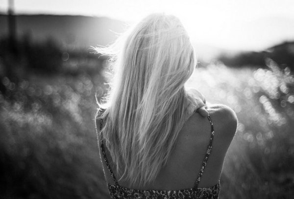 Блондинка на природе со спины