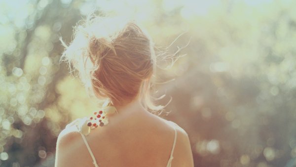 Блондинка в тумане вид со спины