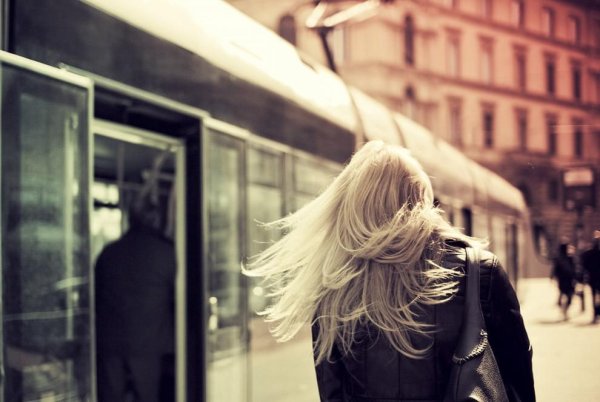 Девушка весной со спины