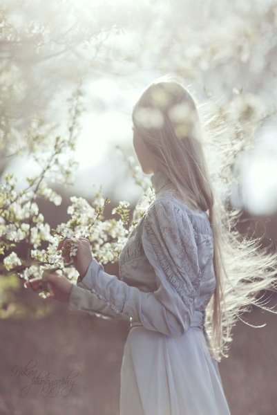 Блондинка в саду